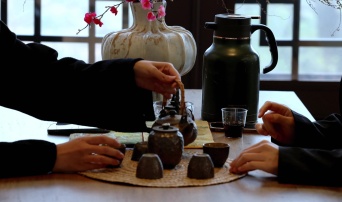 雨天喝茶，体验悠然自得的茶疗效果