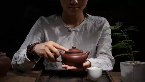 品茗杯中茶香浓，喝茶健康好处显